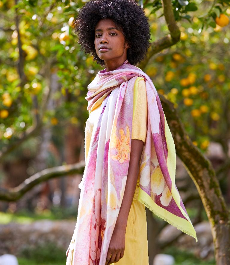https://www.npeal.com/cdn/shop/articles/How_to_Style_Your_Favourite_Pashmina_All_Summer_Long.jpg?v=1615383132&width=1024