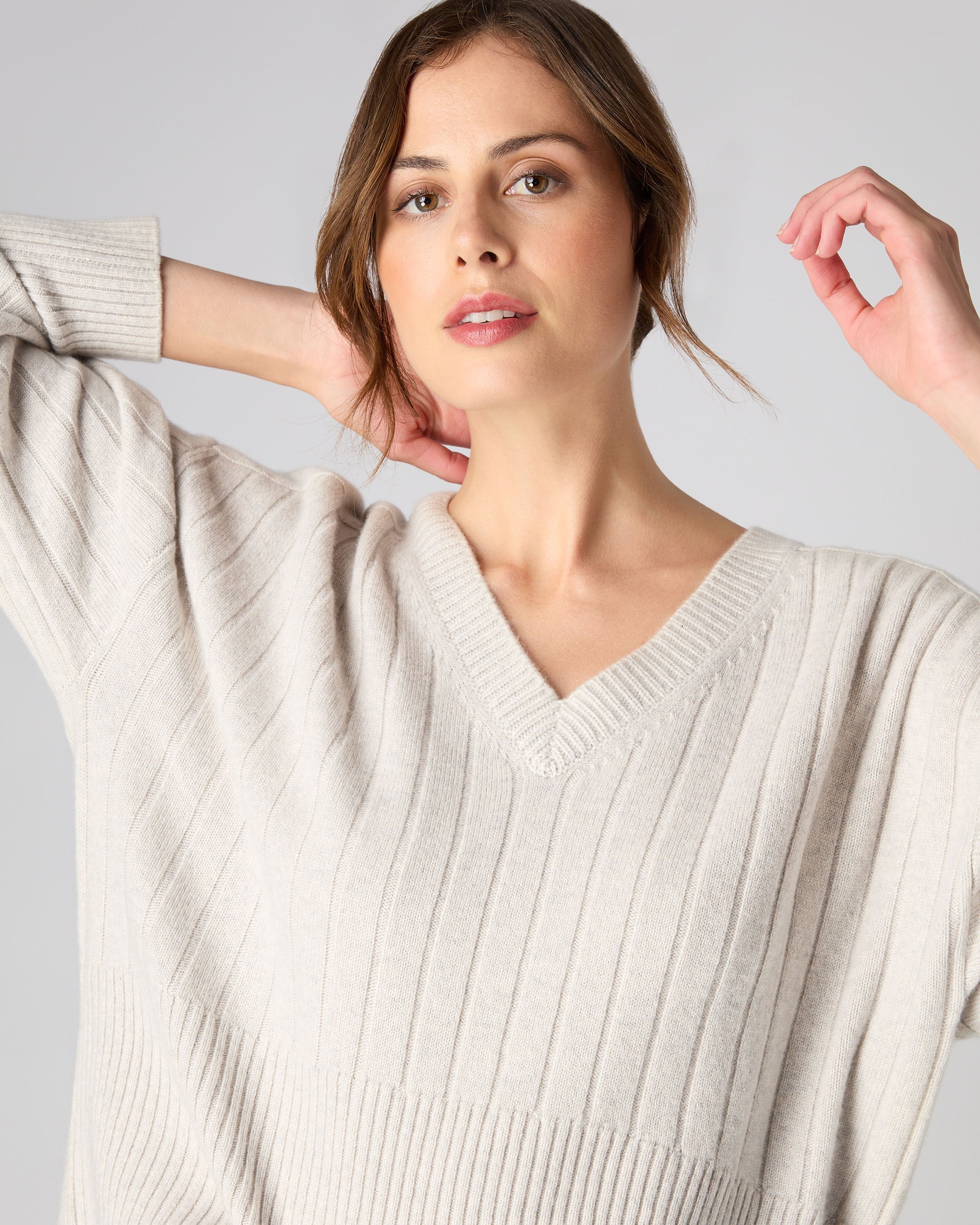 Women's Wide Rib V Neck Cashmere Jumper Pebble Grey | N.Peal