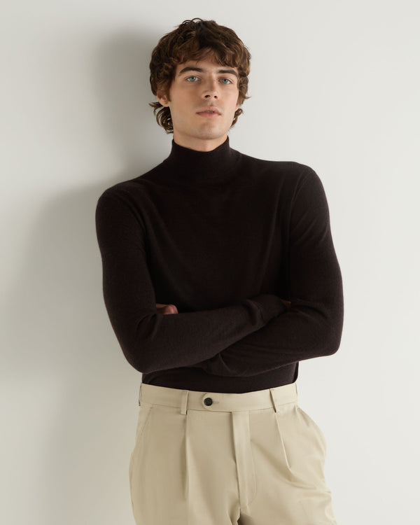 N.Peal Men's Fine Gauge Cashmere Turtle Neck Jumper Chocolate Brown