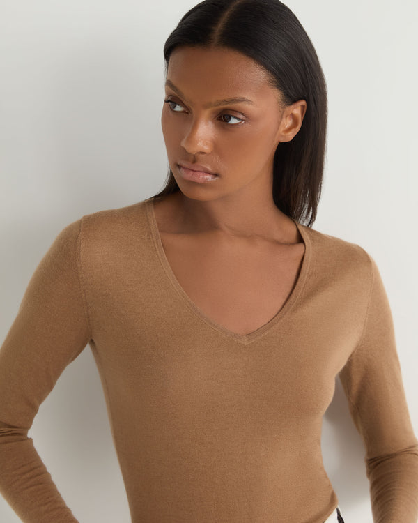 N.Peal Women's Imogen Superfine Cashmere V Neck Jumper Dark Camel Brown