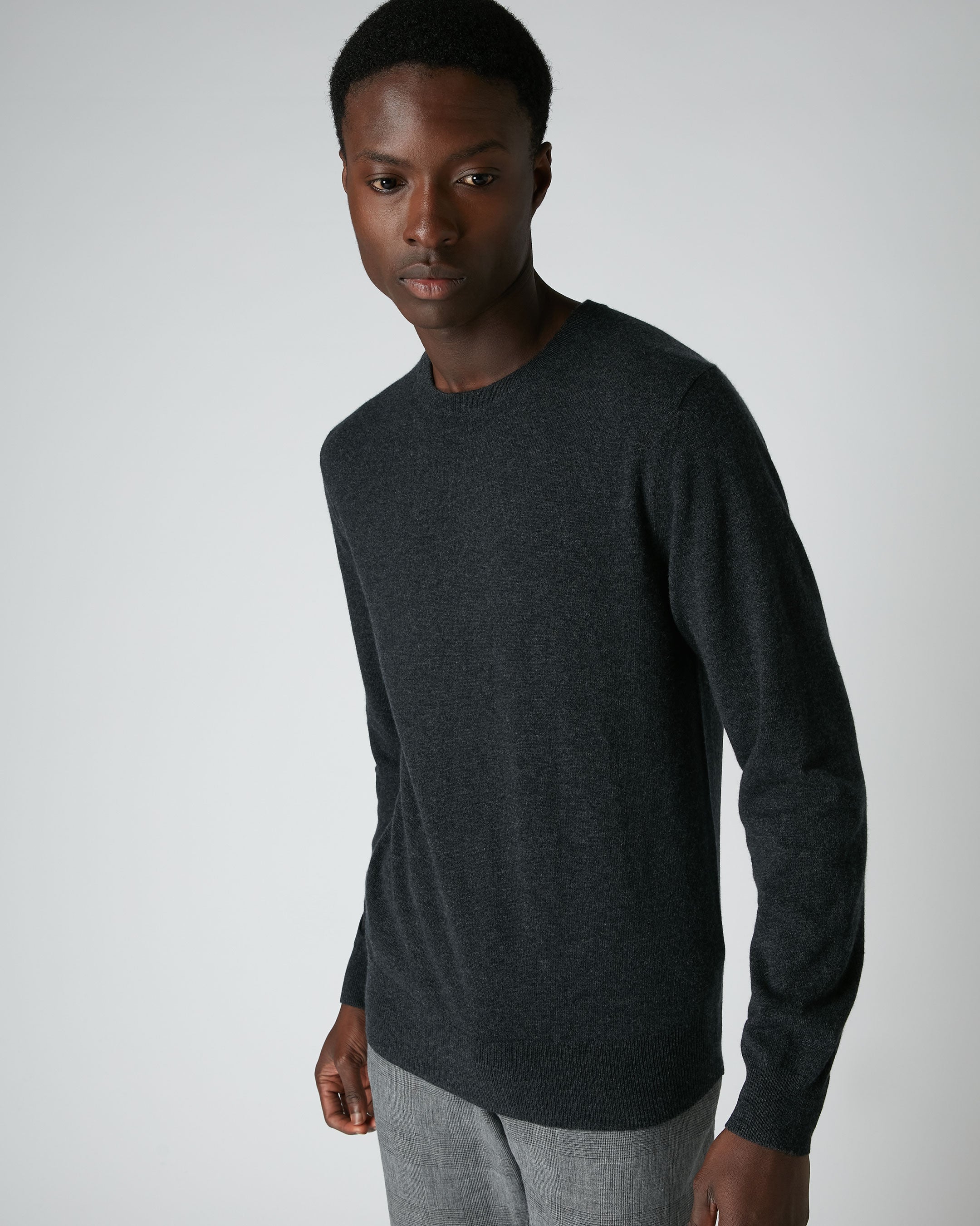 Men's The Oxford Round Neck Cashmere Jumper Dark Charcoal Grey | N