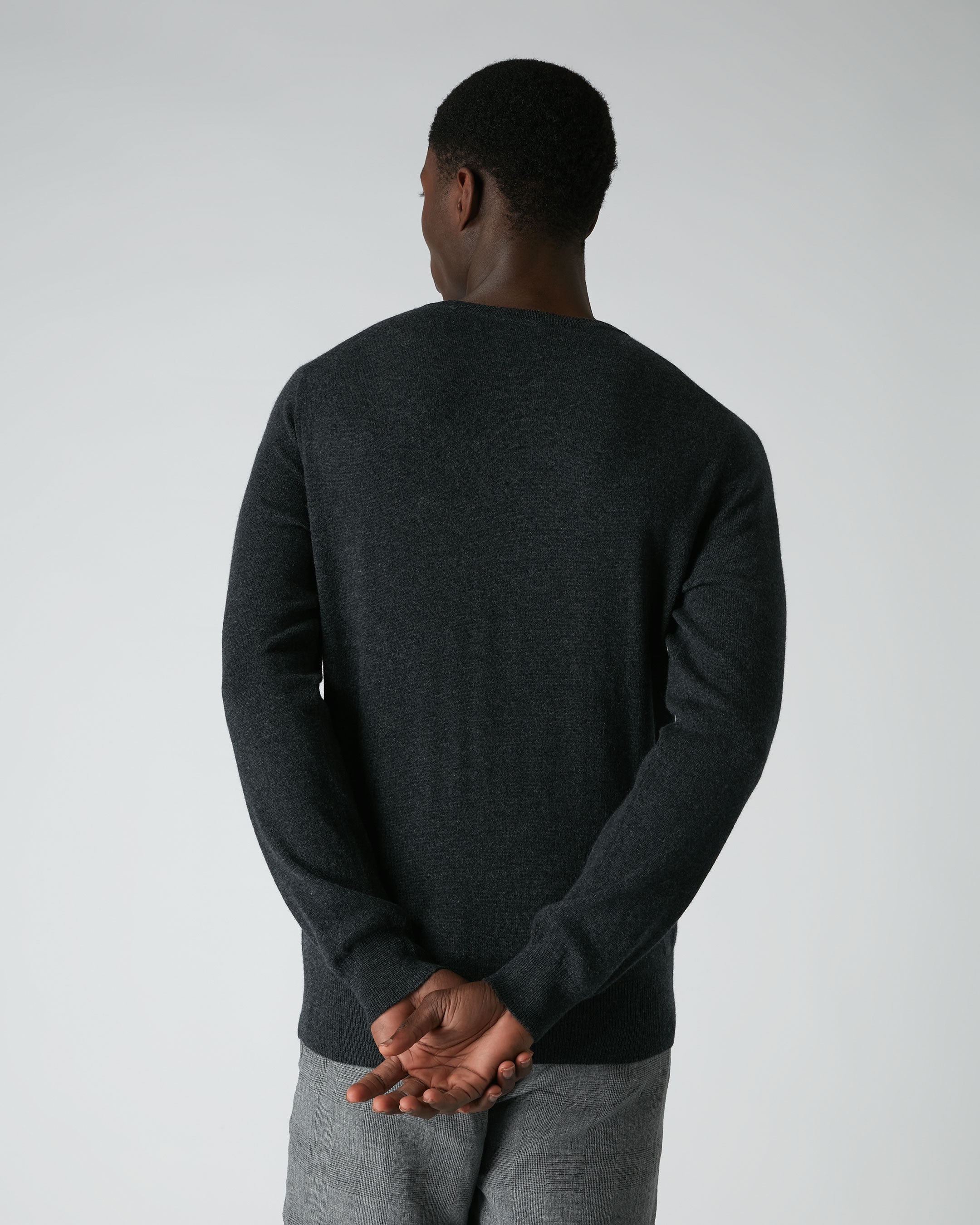 Men's The Oxford Round Neck Cashmere Jumper Dark Charcoal Grey | N